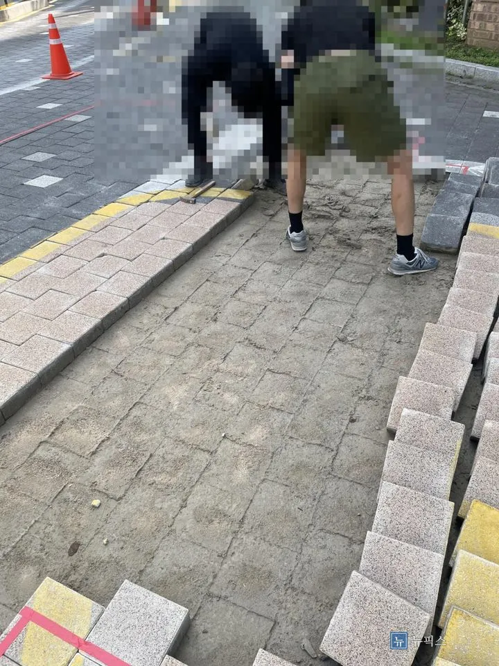 블럭을 들어낸 뒤 드러난 기초면과 양옆에 쌓아둔 자재