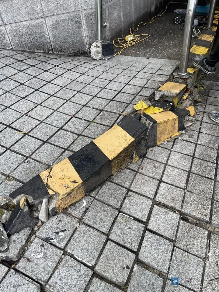 보도블럭 위까지 깨진 조각이 흩어진 파손 구간 전경