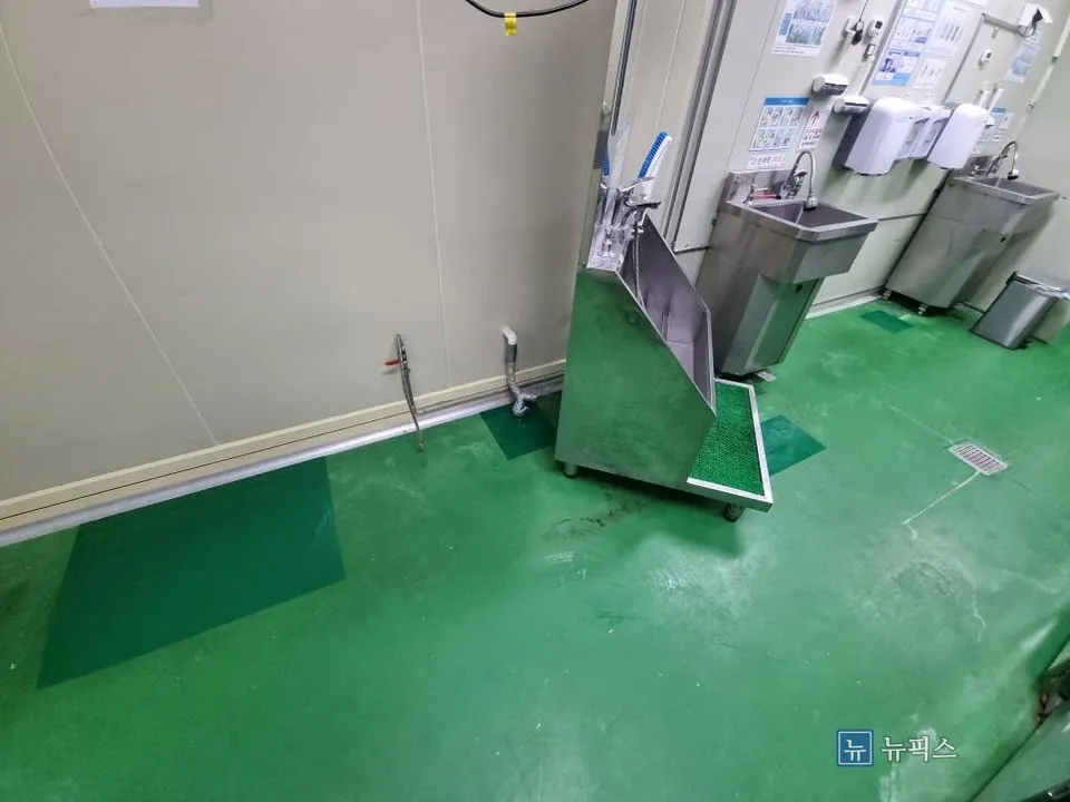 세면대와 집기가 놓인 공장 내부 바닥 보수 완료 전경