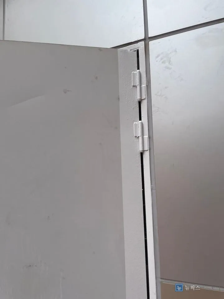 도색 후 경첩 쪽에서 본 문틀