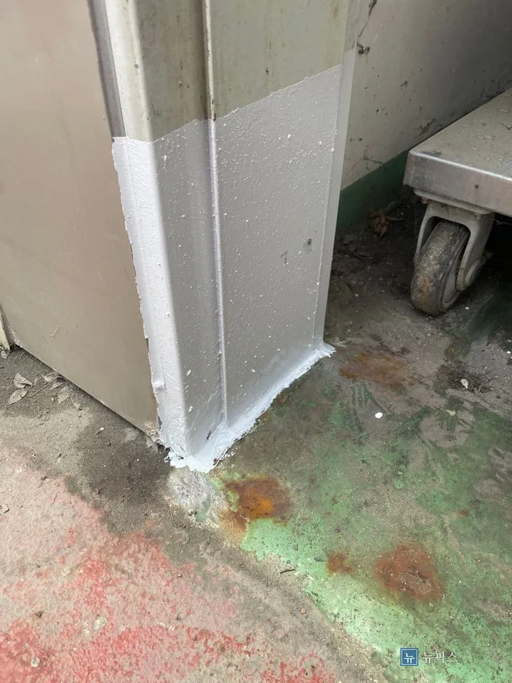 퍼티로 메우고 샌딩한 뒤 흰색으로 도색한 문틀 하부