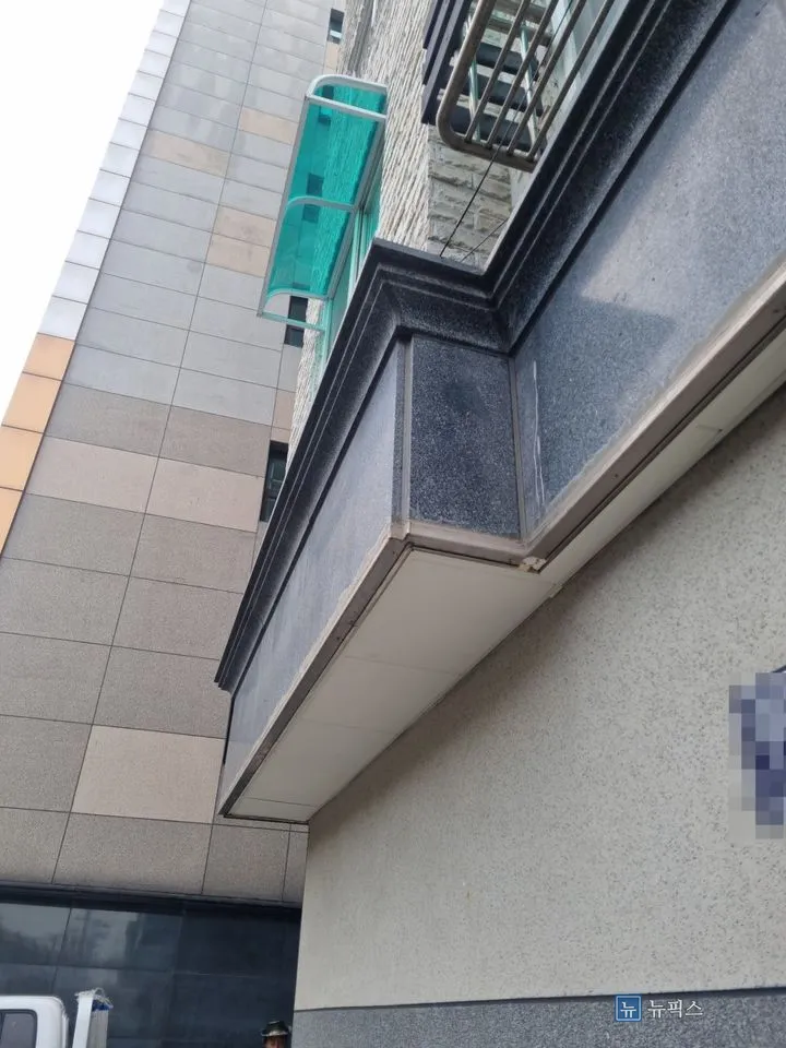 교체가 끝난 필로티 주차장 천장을 아래에서 올려다본 모습