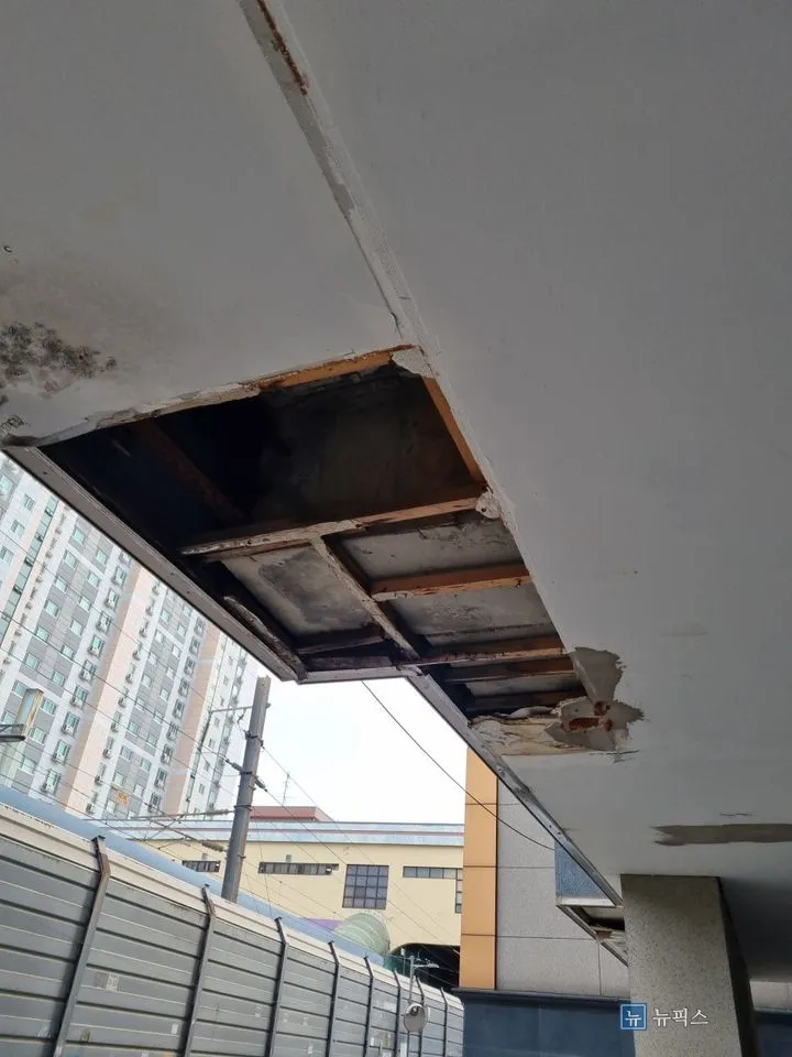 석고가 떨어져 나가 목상과 철판이 드러난 필로티 주차장 천장