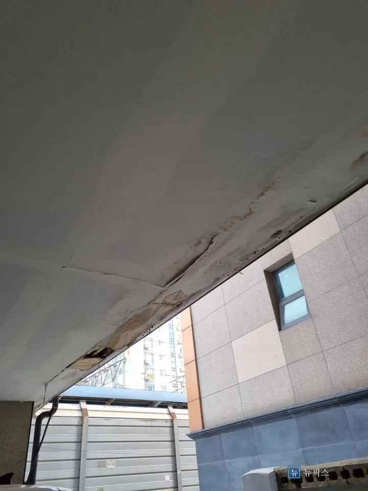 물을 먹어 누렇게 얼룩지고 들뜬 주차장 천장 가장자리