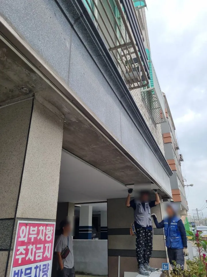 작업자가 천장을 받치고 판넬을 고정하는 모습