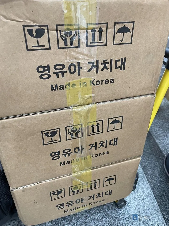 현장에 가져온 영유아 거치대 포장 박스 세 개