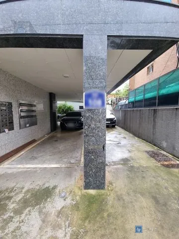 차단기 설치 전, 기둥을 사이에 둔 빌라 1층 주차면 두 칸