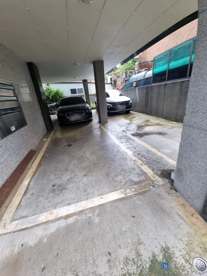 주차선만 그어져 있는 설치 전 주차장 바닥