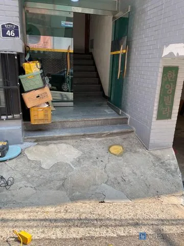 균열과 파손이 퍼진 빌라 입구 콘크리트 바닥