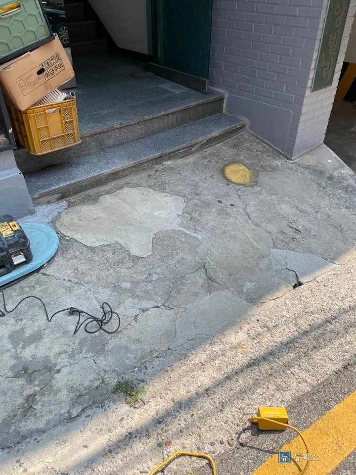 덧친 시멘트 자국과 금이 간 입구 바닥 근접