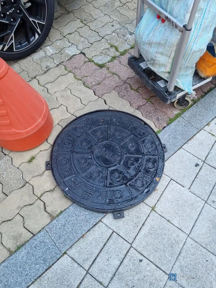 교체용으로 준비한 새 주철 맨홀뚜껑