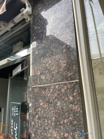 복원을 마친 출입구 옆 대리석 기둥 전경