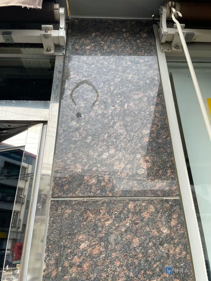 기둥 면 석재 두 장에 걸쳐 남아 있는 간판 설치 흔적