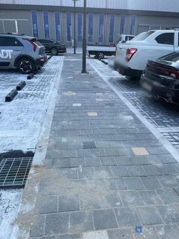설치를 마친 주차장, 구획마다 스토퍼가 줄 맞춰 놓인 모습