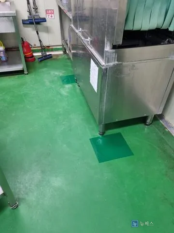 식기세척기 주변 바닥에 부분 보수를 마치고 색을 맞춰 도장한 모습