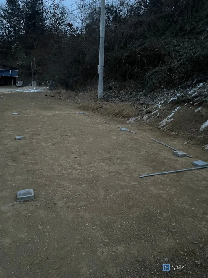 경계선을 잡아둔 흙바닥 마당과 자재가 놓인 모습