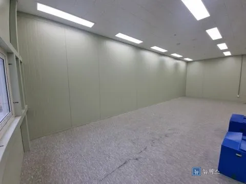 설치가 끝난 판넬 가벽으로 나뉜 공간