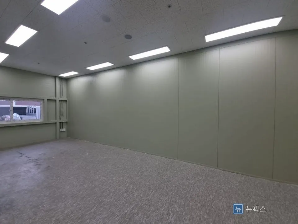 기존 벽면과 같은 색으로 마감된 판넬 가벽 전체 모습