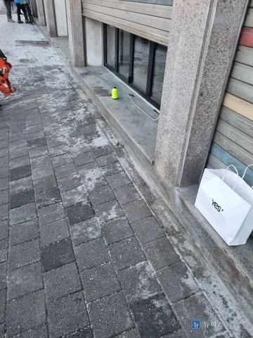 들뜨고 단차가 생긴 가게 앞 보도블럭 진입로