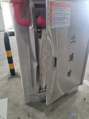 차량 충돌로 문짝이 찌그러져 닫히지 않는 주차장 기둥 소화전함