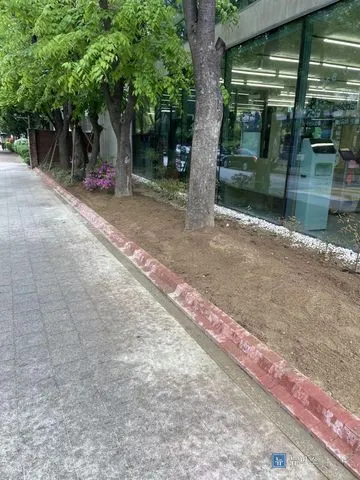벽돌 경계석 시공이 끝난 화단과 보도 경계