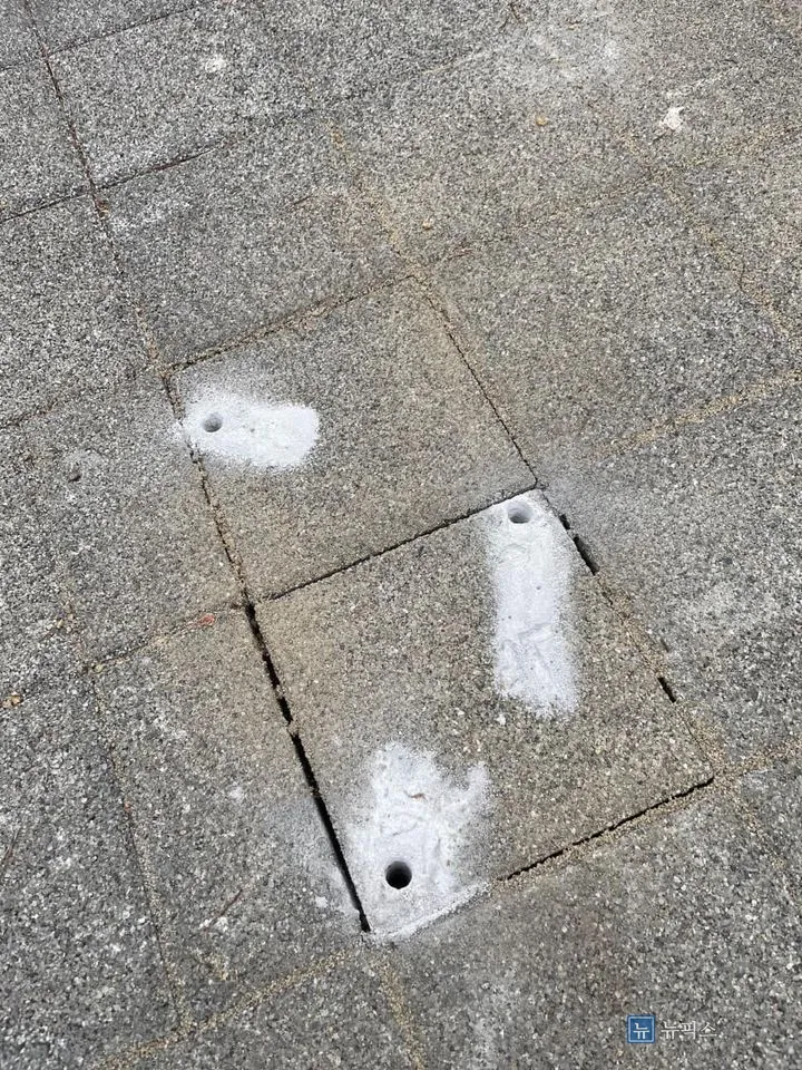 타공 자리에 석분이 남아 있는 보도블럭 구멍