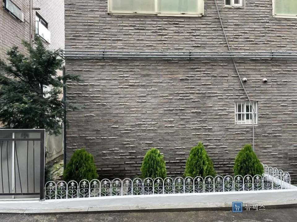 울타리 설치까지 끝난 화단을 길 건너에서 본 모습