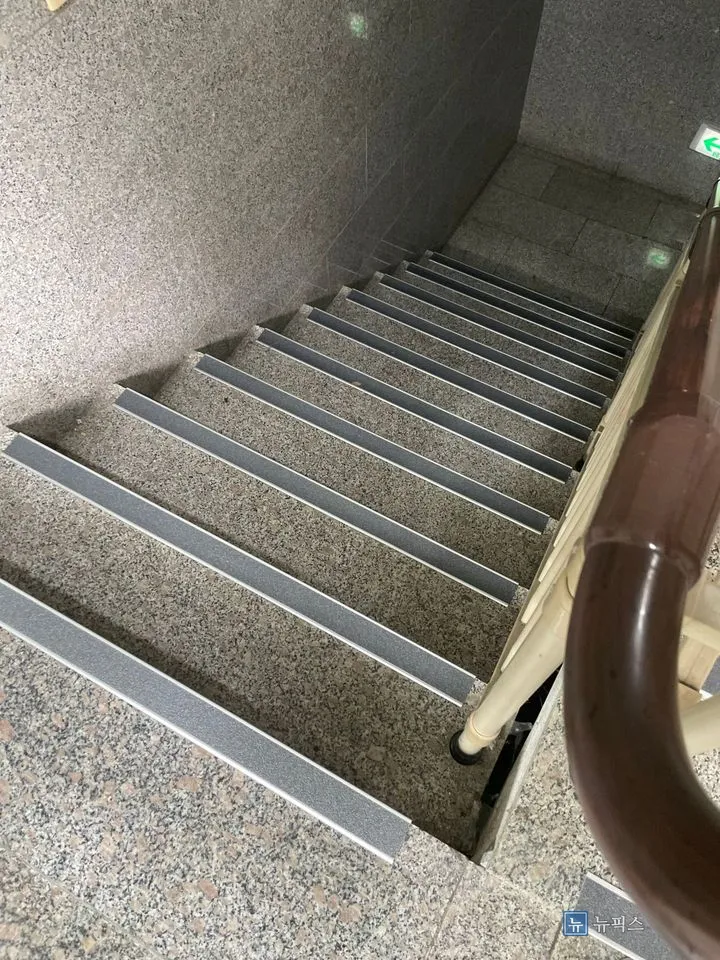 논슬립 패드 부착이 끝난 계단 전체를 위에서 내려다본 모습