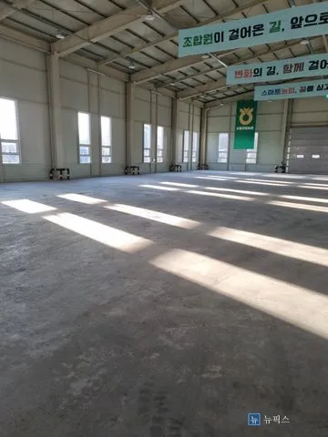 에폭시 코팅 전 노출 콘크리트 상태의 신축 물류창고 내부