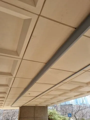새 천장재가 채워진 필로티 주차장 천장