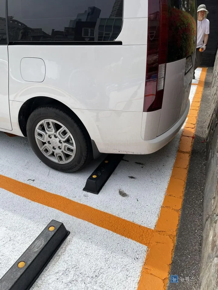 카스토퍼에 뒷바퀴를 대고 주차해 위치를 확인하는 차량