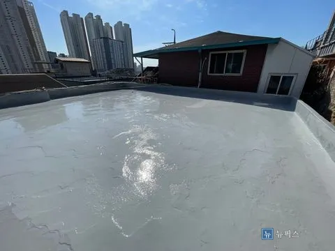 도포를 마친 옥상 바닥과 난간 치켜올림 부분