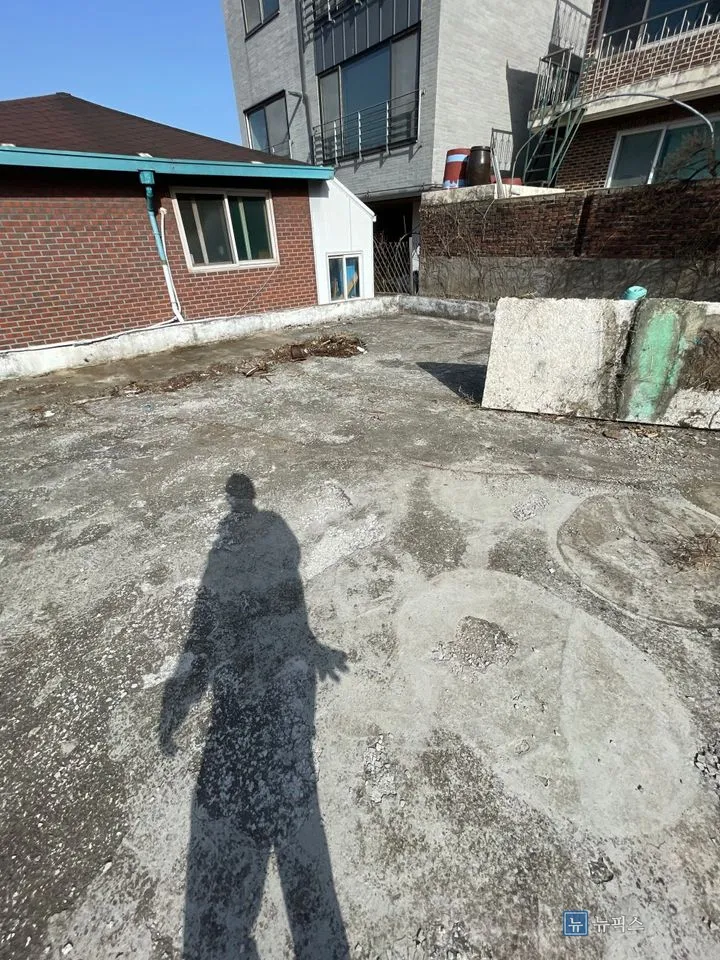 표면이 들뜨고 부스러진 옥상 바닥 상태