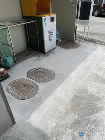 재시공을 마치고 규사를 뿌린 보도블럭 바닥