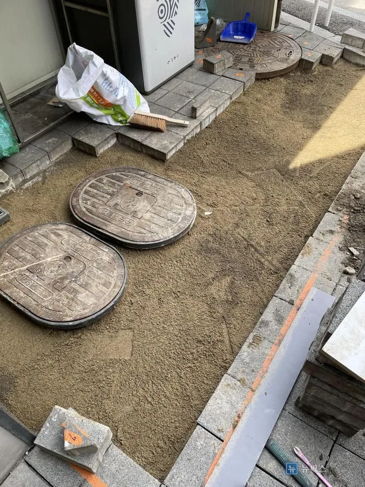 블럭을 걷어내고 모래를 채워 바닥을 평탄하게 고른 작업 중 모습