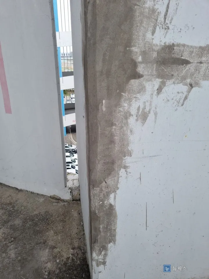 미장 후 샌딩까지 마친 기둥 측면, 색 차이만 남은 상태