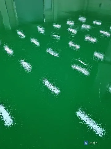 도장을 마쳐 조명이 비치는 녹색 에폭시 바닥