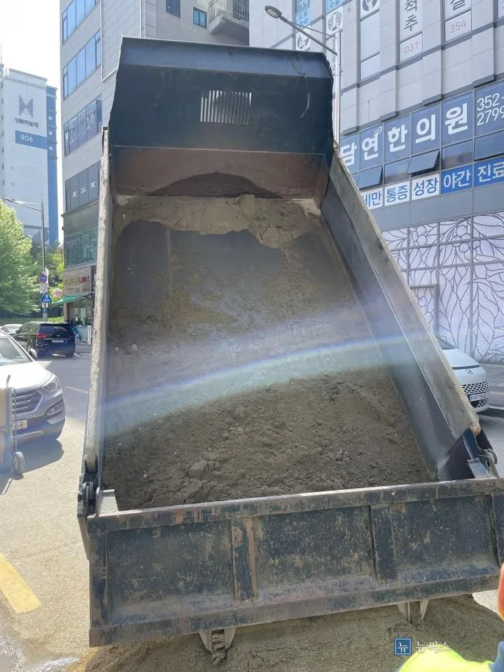 덤프트럭 적재함에 실려 온 모래