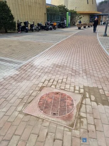 보수를 마쳐 주변 보도블럭과 높이가 맞춰진 맨홀뚜껑