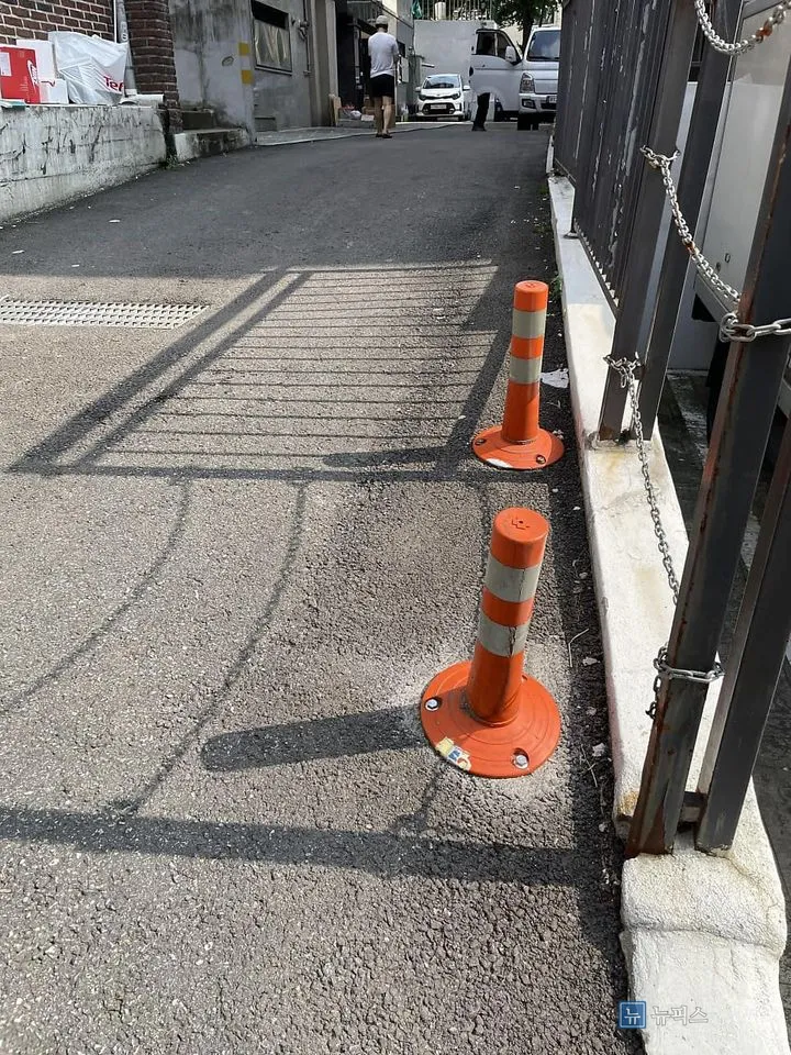 골목 쪽에서 본 설치 완료 후 볼라드 전경