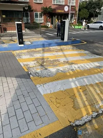 표면이 깨지고 노랑·흰색 도색이 벗겨진 노후 과속방지턱