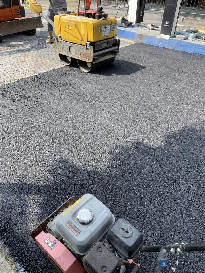 포설한 아스콘을 롤러와 콤팩터로 다지는 모습