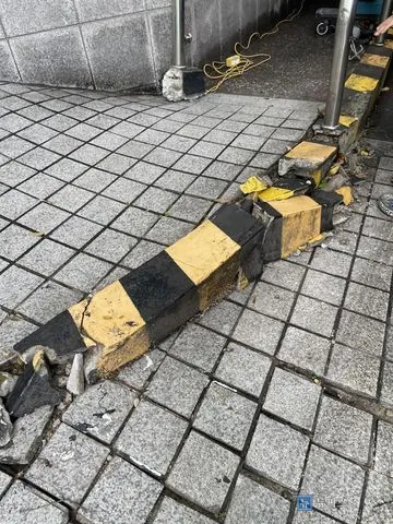 차량 충돌로 부서져 조각이 흩어진 주차장 입구 콘크리트 중앙분리턱