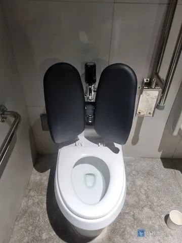 새로 설치한 검정 쿠션형 변기 등받이 정면