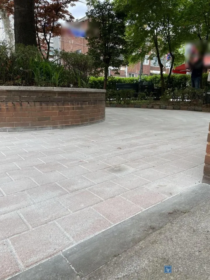 규사를 덮고 다짐을 마친 쉼터 바닥과 경계석